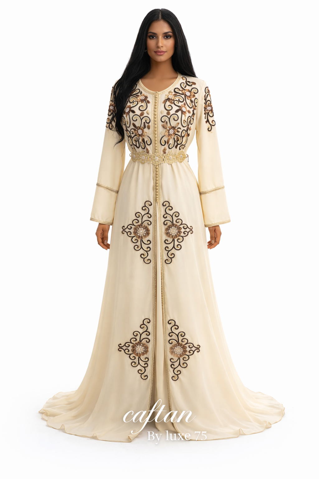Sublime caftan couleur beige/crème, délicatement brodé de motifs raffinés