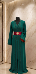 Caftan vert émeraude ceinturé de rouge
